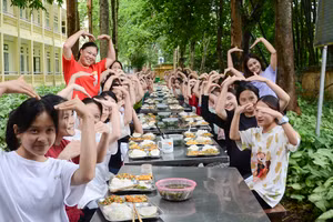 Học sinh Trường THPT Phan Đình Giót hạnh phúc với bữa ăn "0 đồng".