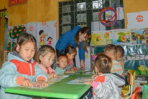 Cô và trò Trường Mầm non Huổi Lếch, huyện Mường Nhé trong giờ học.