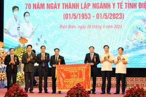 Lãnh đạo tỉnh Điện Biên tặng bức trướng chúc mừng 70 năm thành lập ngành Y tế địa phương.