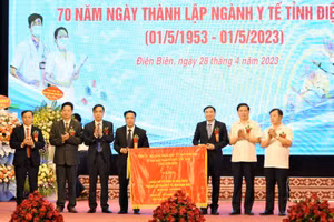 Lãnh đạo tỉnh Điện Biên tặng bức trướng chúc mừng 70 năm thành lập ngành Y tế địa phương.