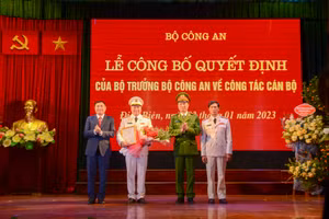 Thứ trưởng Bộ Công an và lãnh đạo tỉnh Điện Biên trao quyết định, tặng hoa chúc mừng tân Phó Giám đốc Công an tỉnh.