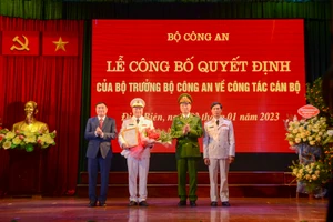 Thứ trưởng Bộ Công an và lãnh đạo tỉnh Điện Biên trao quyết định, tặng hoa chúc mừng tân Phó Giám đốc Công an tỉnh.