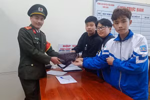 Ba học sinh bàn giao túi xách cho cơ quan công an. Ảnh: Công an Tủa Chùa.