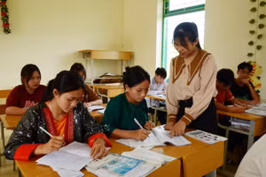 Giáo viên Trường THCS - THPT Quyết Tiến hướng dẫn học sinh lớp 12 ôn tập.