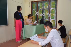 Thí sinh làm thủ tục dự thi tại điểm thi Trường THPT TP. Điện Biên Phủ.