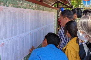 Phụ huynh, học sinh tìm danh sách phòng thi tại điểm thi Trường THPT huyện Tuần Giáo.