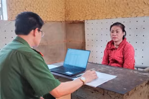 Đối tượng Nguyễn Thị Thu Hoàn tại cơ quan công an.