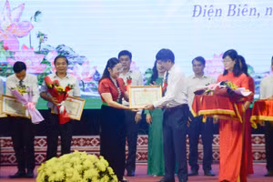 Chủ tịch UBND tỉnh Điện Biên trao Bằng khen cho tập thể tiêu biểu trong phong trào Thi đua yêu nước giai đoạn 2018 - 2023. 