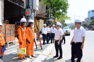 Đoàn công tác Tổng công ty Điện lực miền Bắc thăm hỏi, động viên cán bộ, công nhân viên Điện lực TP. Điện Biên Phủ đang làm việc tại hiện trường.