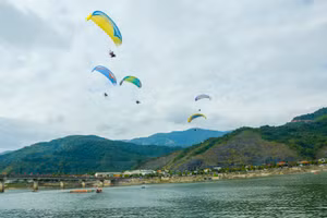 Màn biểu diễn dù lượn tại Lễ hội Đua thuyền đuôi én ở thị xã Mường Lay.