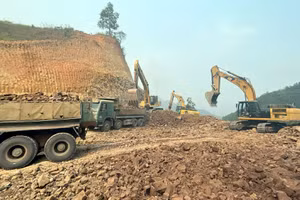 Tại các điểm xung yếu, ngành Giao thông bố trí nhân, vật lực túc trực 24/24h đảm bảo giao thông thông suốt trong quá trình vận chuyển đề thi. Ảnh: Thi công tuyến Quốc lộ 4H đi huyện Nậm Pồ.