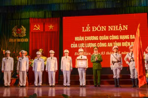 Ban Giám đốc Công an tỉnh Điện Biên đón nhận Huân chương Quân công hạng ba.
