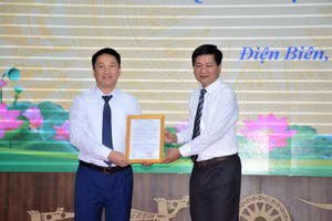 Chủ tịch UBND tỉnh Điện Biên (bên phải) trao quyết định bổ nhiệm Phó Giám đốc Sở GD&ĐT cho ông Lê Quang Vinh.