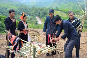 Thầy cùng và các già làng bản Huổi Lốt cùng sắp xếp lễ vật chuẩn bị lễ cúng trên nương.