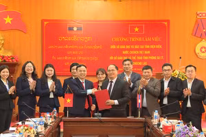 Đại diện lãnh đạo Sở GD&ĐT tỉnh Điện Biên và Sở Giáo dục & Thể thao Phong Sa Lỳ (Lào) ký kết biên bản hợp tác.