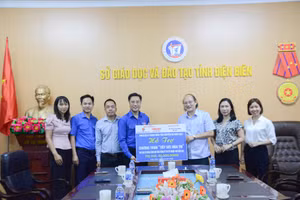 Đại diện Báo Giáo dục và Thời đại, Tỉnh đoàn Điện Biên trao kinh phí hỗ trợ cho lãnh đạo Sở GD&ĐT Điện Biên.