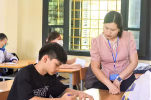 Thí sinh trong ngày đầu làm thủ tục dự thi vào Trường THPT chuyên Lê Quý Đôn.