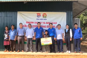 Đại diện Hội đồng Đội tỉnh Điện Biên, Huyện đoàn Tủa Chùa bàn giao nhà Khăn quàng đỏ cho em Hạng Việt Quân.