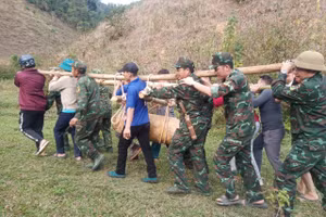 Cán bộ, chiến sĩ Ban Chỉ huy quân sự TP. Điện Biên Phủ cùng dân quân và người dân di chuyển quả bom đến nơi hủy nổ. Ảnh: Hà Khánh