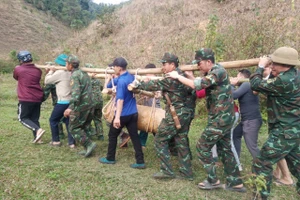 Cán bộ, chiến sĩ Ban Chỉ huy quân sự TP. Điện Biên Phủ cùng dân quân và người dân di chuyển quả bom đến nơi hủy nổ. Ảnh: Hà Khánh