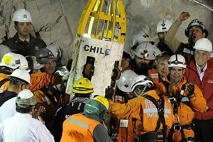 Người thợ mỏ Chile đầu tiên được đưa lên mặt đất từ độ sâu 700 mét trong niềm vui vỡ òa của lực lượng giải cứu.