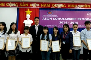 Ôngng Yasuo Nishitohge (Tổng giám đốc Aeon VN) và bà Ngô Phương Lan (Phó Hiệu trưởng Trường ĐH Khoa học Xã hội và Nhân văn TPHCM) trao học bổng cho các SV.