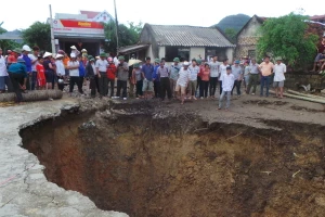 Đất sụt lún tạo “Hố tử thần” tại khu vườn gia đình ông Dương Đức Hiền (thôn 2, xã Quý Lộc, huyện Yên Định, tỉnh Thanh Hóa). Ảnh: Nguyễn Quỳnh