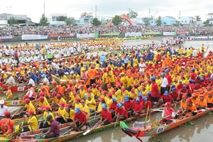 Đặc sắc giải Đua ghe Ngo Sóc Trăng 