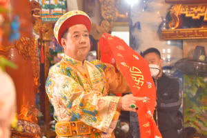 Nghi lễ nhập hồn của các vị thánh trong hầu đồng để cầu mong quốc thái dân an