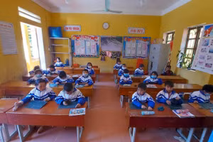 Mặc áo ấm, đóng kín cửa lớp học cho học sinh ở Trường PTDT bán trú TH&THCS Xà Hồ, huyện Trạm Tấu 