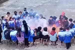 Đốt lửa sưởi ấm cho học sinh ở nhiều trường học miền núi thực hiện lúc này