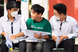 Thí sinh phấn khởi hoàn thành bài thi Ngoại ngữ chiều 8/7. Ảnh: Hồ Lài