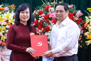 Thủ tướng Phạm Minh Chính trao Quyết định Bí thư Ban Cán sự Đảng, Quyền Bộ trưởng Bộ Y tế đối với đồng chí Đào Hồng Lan - Ảnh:VGP/Nhật Bắc