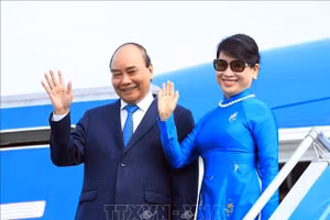 Chủ tịch nước Nguyễn Xuân Phúc và Phu nhân tại sân bay Quốc tế Nội Bài. Ảnh: Thống Nhất/TTXVN