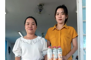 Đại diện một trường học nhận sữa do Công ty Thực phẩm 95 trao tặng.