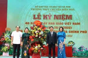 Ông Trần Thanh Lâm, Phó trưởng Ban Tuyên giáo Trung ương tặng hoa chúc mừng các thầy cô và nhà trường nhân dịp kỷ niệm 40 năm Ngày Nhà giáo Việt Nam. Ảnh: Báo Hà Nam