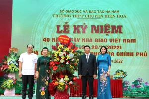 Ông Trần Thanh Lâm, Phó trưởng Ban Tuyên giáo Trung ương tặng hoa chúc mừng các thầy cô và nhà trường nhân dịp kỷ niệm 40 năm Ngày Nhà giáo Việt Nam. Ảnh: Báo Hà Nam