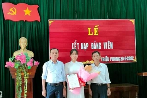 Phan Tình Nhi (học sinh lớp 12B1, Trường THPT Triệu Phong, huyện Triệu Phong) vinh dự được đứng vào hàng ngũ của Đảng khi vừa bước sang tuổi 18.