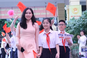 Giáo viên, học sinh trường THCS Trưng Vương (quận Hoàn Kiếm, Hà Nội) vui mừng đón năm học mới. Ảnh: Nguyễn Duẩn