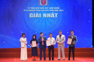 Thứ trưởng Bộ TT&TT Nguyễn Thanh Lâm và ông Rick Benett - Phó Hiệu trưởng Trường ĐH Anh quốc Việt Nam trao giải cho các tác giả đạt giải Nhất.