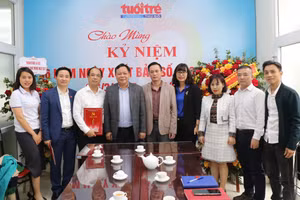 Phó Bí thư Thành ủy Hà Nội, ông Nguyễn Văn Phong chúc mừng tập thể cán bộ, phóng viên Báo Tuổi trẻ Thủ đô.