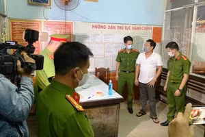 Ông Phạm Thanh (áo trắng) khi bị lực lượng làm nhiệm vụ bắt giữ.