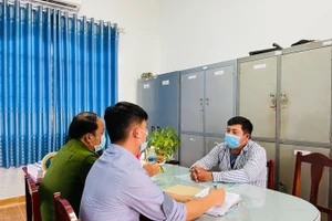 Nghi can Đinh Văn Còn làm việc với cán bộ điều tra. Ảnh: NLĐ