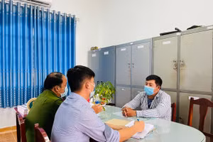 Nghi can Đinh Văn Còn làm việc với cán bộ điều tra. Ảnh: NLĐ