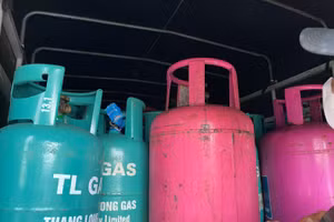Số bình gas có dấu hiệu được sang chiết trái phép được chất trên xe tải bị lực lượng hữu trách Hải Dương kiểm tra