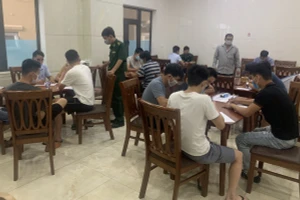 Các nạn nhân trình báo vụ việc đến cơ quan hữu trách.