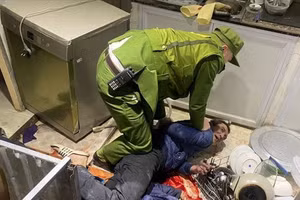 Đối tượng Bình bị lực lượng làm nhiệm vụ khống chế.