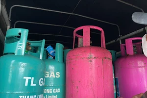 Số bình gas có dấu hiệu được sang chiết trái phép được chất trên xe tải bị lực lượng hữu trách Hải Dương kiểm tra