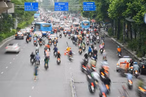 Giao thông như 'ma trận' tại đường Nguyễn Trãi trong ngày đầu khi lắp dải phân cách cứng chia làn xe máy và ô tô.