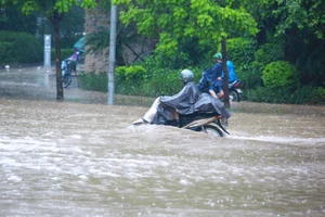 Mưa kéo dài từ đêm đến sáng, đường phố Hà Nội bỗng biến thành 'sông'